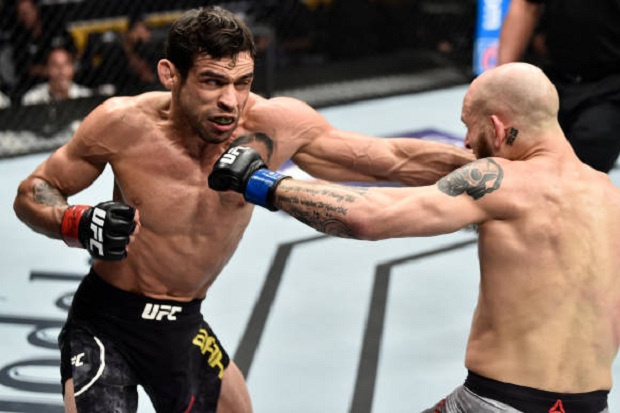 Em seu retorno aos galos, Renan Barão foi derrotado por Brian Kelleher na decisão unânime (Foto: Getty Images)
