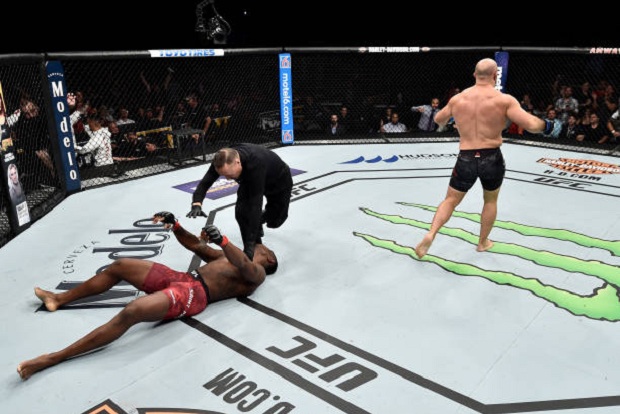 Ilir Latifi não deu chances e 'apagou' Ovince St-Preux com uma guilhotina ainda no primeiro round (Foto: Getty Images)