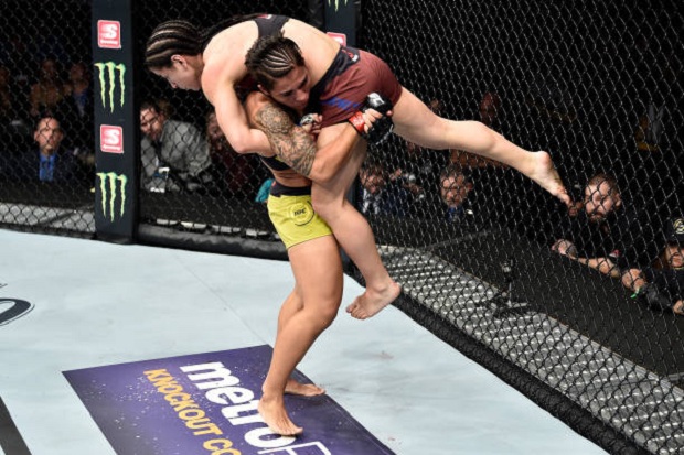 Jessica Bate-Estaca aplicou diversas quedas e derrotou Tecia Torres na decisão unânime (Foto: Getty Images)