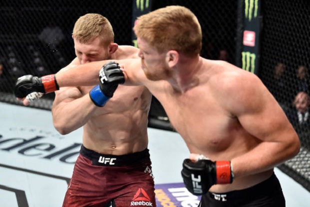 Sam Alvey conectou dois golpes fortes em sequência e nocauteou seu oponente no primeiro round (Foto: Getty Images)